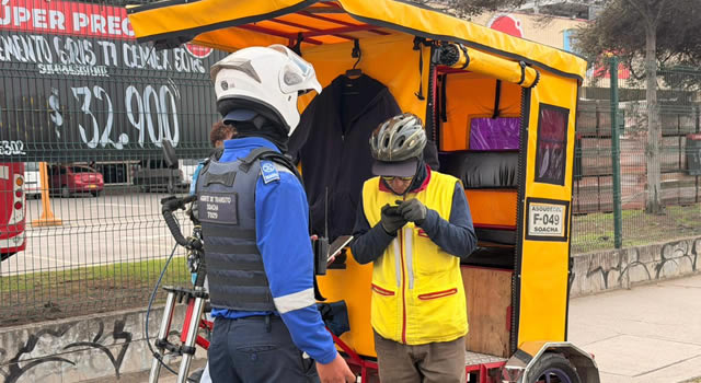 periodispublico's tweet image. #Control | Bicitaxis en "Soacha no cumplen las condiciones mínimas de seguridad
Según las autoridades, viajar en estos vehículos representa un peligro para usuarios y conductores. En los operativos se inmovilizaron varios bicitaxis. Lea la nota: periodismopublico.com/bicitaxis-en-s…