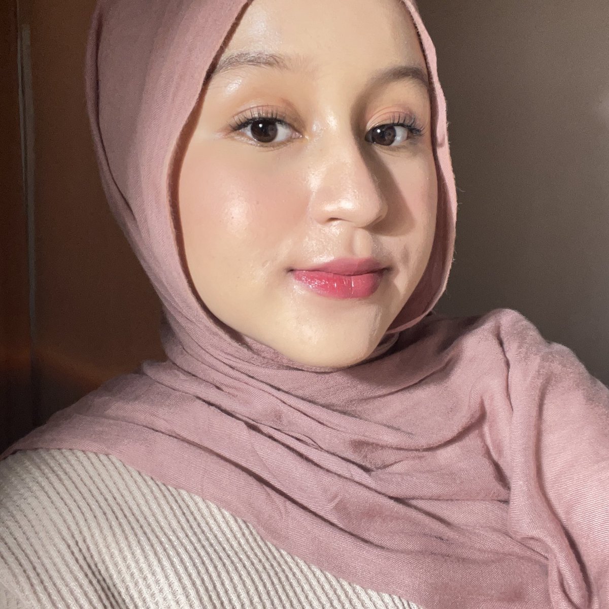 merasa HOKII karna akhirnya nemu liptint yang ngga bikin bibir kering🙂‍↕️🫰

yang awalnya ga suka pake liptint, jadi suka gara2 ni produk🫵