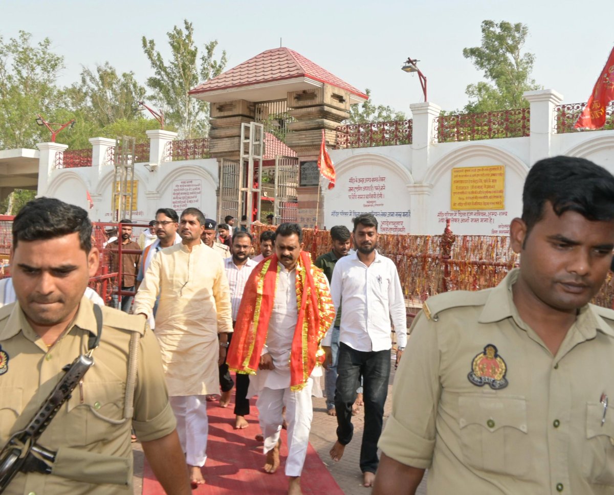 गोपालगंज स्थित पावन धाम थावे माता मंदिर में माँ भवानी के दिव्य दर्शन करने का सौभाग्य प्राप्त हुआ।

माँ भवानी से सुख-समृद्धि, शांति और सभी नागरिकों के उत्तम स्वास्थ्य एवं उज्ज्वल भविष्य की कामना की। 

माँ का आशीर्वाद सदैव हम सभी पर बना रहे और हमें समाज सेवा एवं राष्ट्र निर्माण के