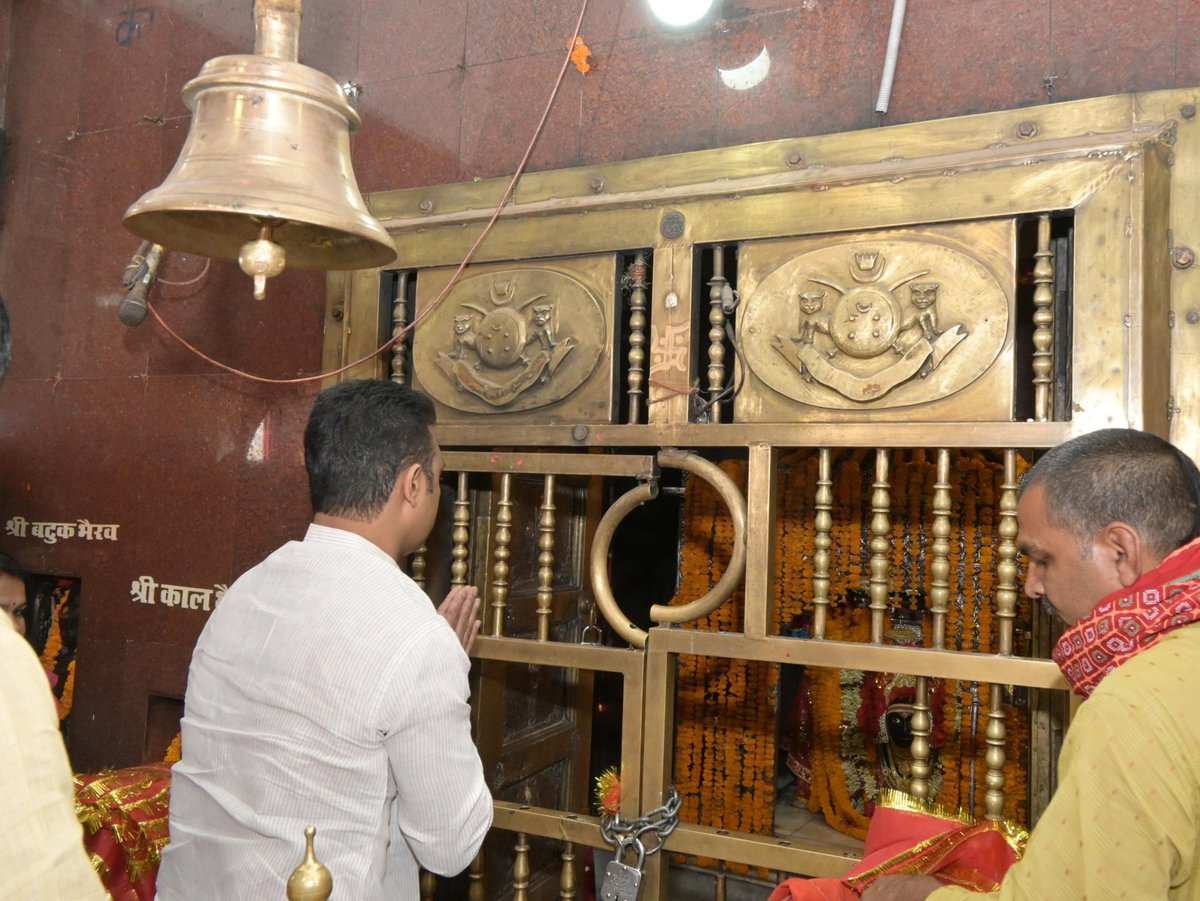 kamleshpassi67's tweet photo. गोपालगंज स्थित पावन धाम थावे माता मंदिर में माँ भवानी के दिव्य दर्शन करने का सौभाग्य प्राप्त हुआ।

माँ भवानी से सुख-समृद्धि, शांति और सभी नागरिकों के उत्तम स्वास्थ्य एवं उज्ज्वल भविष्य की कामना की। 

माँ का आशीर्वाद सदैव हम सभी पर बना रहे और हमें समाज सेवा एवं राष्ट्र निर्माण के https://t.co/CNjIp7lakT