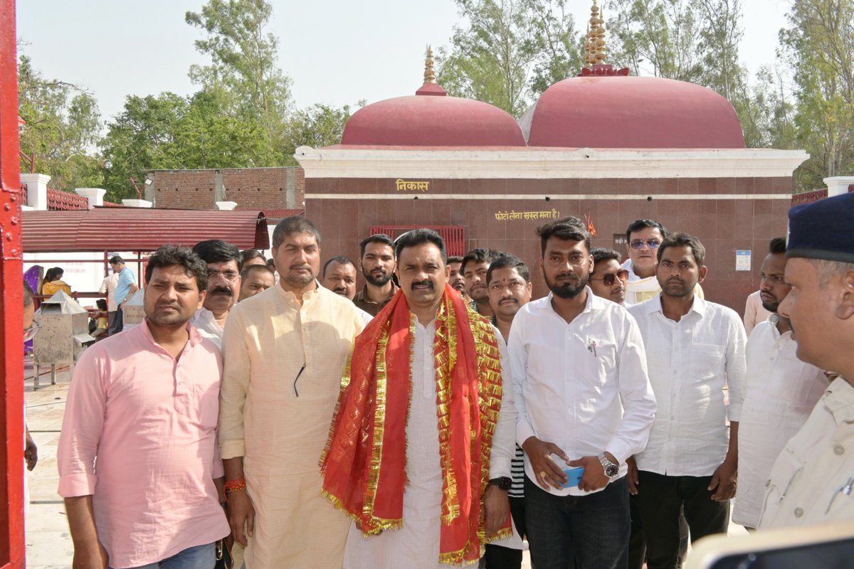 kamleshpassi67's tweet photo. गोपालगंज स्थित पावन धाम थावे माता मंदिर में माँ भवानी के दिव्य दर्शन करने का सौभाग्य प्राप्त हुआ।

माँ भवानी से सुख-समृद्धि, शांति और सभी नागरिकों के उत्तम स्वास्थ्य एवं उज्ज्वल भविष्य की कामना की। 

माँ का आशीर्वाद सदैव हम सभी पर बना रहे और हमें समाज सेवा एवं राष्ट्र निर्माण के https://t.co/CNjIp7lakT