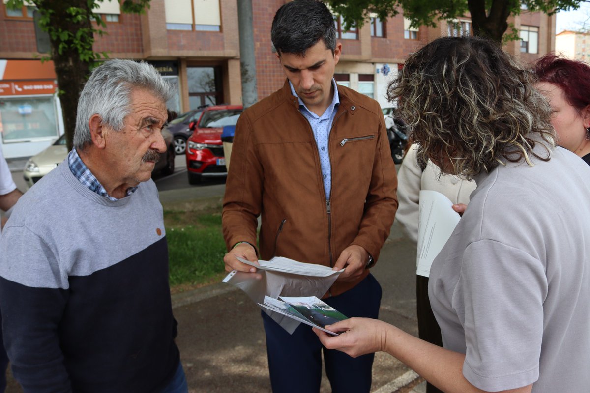 psoesantander's tweet photo. Hoy visitamos la Bajada de San Juan para conocer los problemas que los vecinos sufren a diario. Falta de aparcamiento, inexistencia de zonas de carga y descarga, contenedores de basura en mal estado... sumado a los frecuentes accidentes que ocurren en la rotonda. https://t.co/iKHWXjplZk