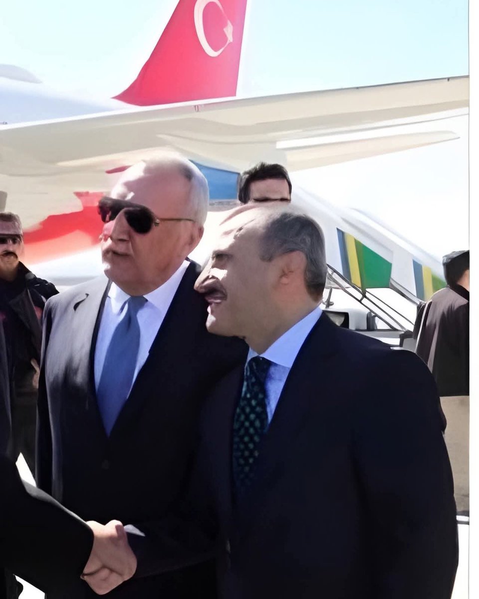 Gülistan Doku'yu katleden çetenin üyesi eski vali, cinayetten hemen sonra Ağar'ı ziyaret ediyor. Hatırlayın, Ağar'ın oğlu da benzer bir olayla suçlandı fakat  sorumluluğuna "bir tuğla çekerseniz bütün duvar yıkılır" cevabını veren Ağar'ın, ne kendi ne de oğlu yargılandı.