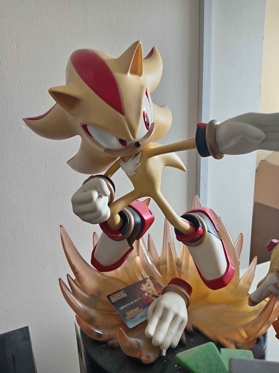 UK Sonic fam! I'm planning to sell this F4F shadow statue off (basic edition, no light up), if you're interested please DM for details! he's in the same condition since I bought him and is dusted regularly, please dm me if you wanna know more!