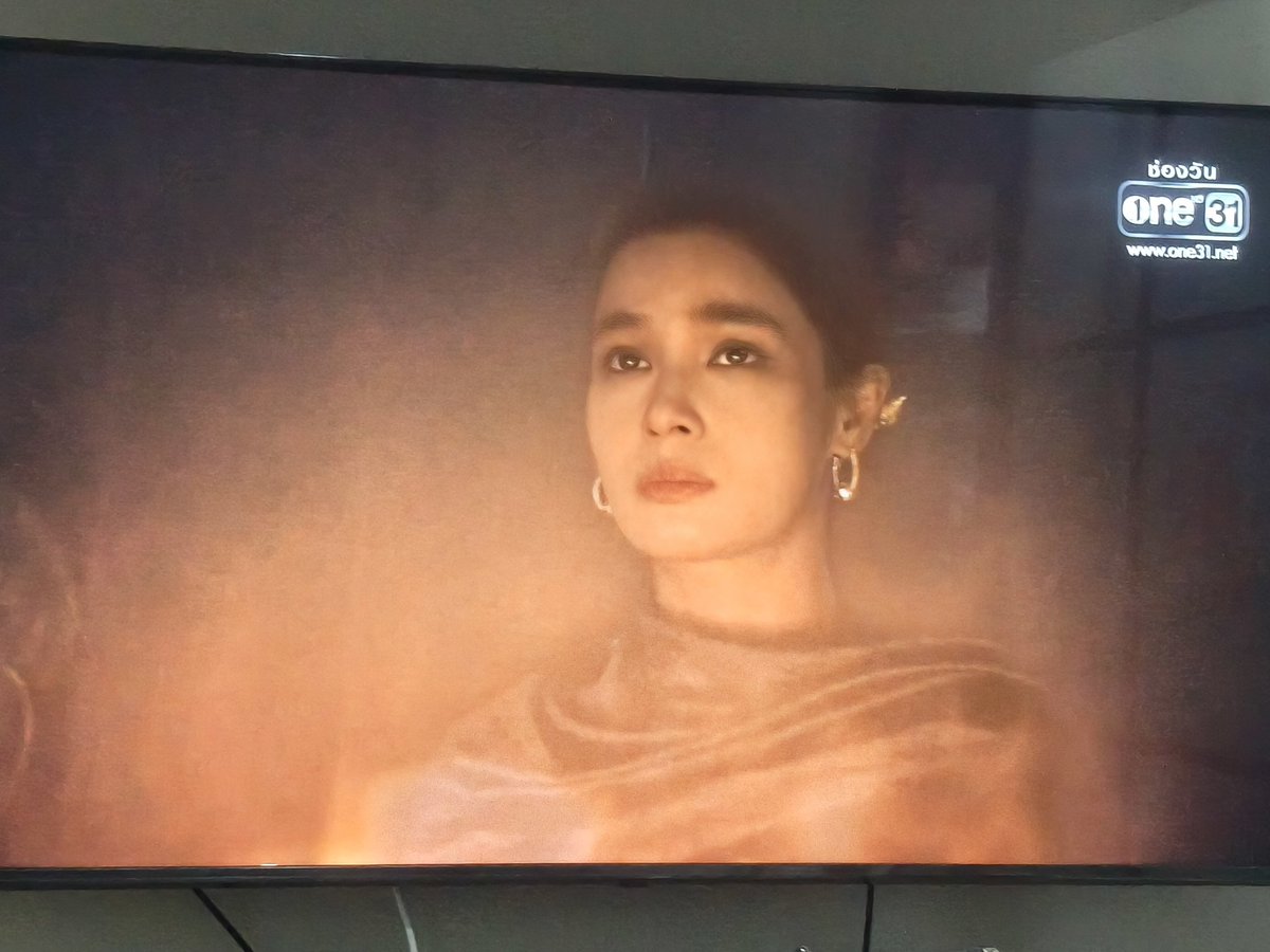 ตรงนี้ทำเริ่ดอ่ะ เล่ากลางๆ เหมือนที่ยังหาคำตอบในปวศ.แบบแน่นอนไม่ได้ว่าสิ้นพระชนม์ยังไง
ทิ้งปริศนาในซีรีส์ว่าตกลงพระพี่นางอาจจะตุย หรือ แกล้งตุย หรือ ย้ายไปอยู่ที่อื่น (แต่ที่แน่ๆคือไม่ได้กลับบ้าน)
#หงสาวดีFinalEP #สิ้นแสงสุริยาลาอุตตรายัน