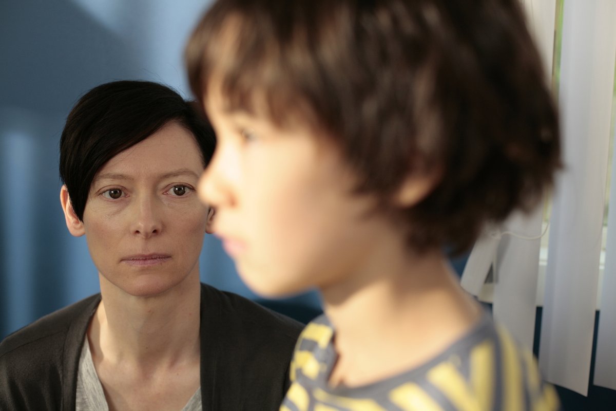 lpavon87's tweet image. La relación del protagonista de #TenemosQueHablarDeKevin con su madre (genial #TildaSwinton) es de lo más incómodo que recuerdo. Problemas sin soluciones. Es como ver un tren dirigirse a un muro. La verdad que las películas sobre maternidad de #LynneRamsay son para analizarlas.