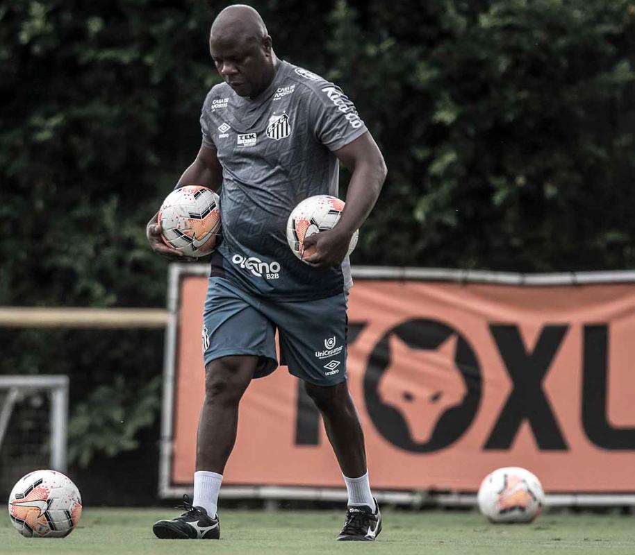 deolhonopeixe's tweet photo. 🚨DE VOLTA🚨

O @SantosFC acertou a contratação do preparador de goleiros Arzul. O profissional já reinicia nesta terça-feira o trabalho no Alvinegro Mais Famoso do Mundo. Arzul estava no Guarani e retorna após pouco mais de um ano. Arzul vai trabalhar com Rogério Maia, que está machucado após lesão muscular... #deolhonopeixe