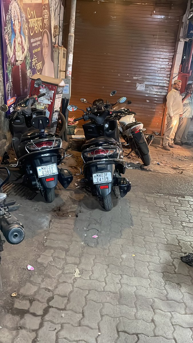 roads39331's tweet photo. नो पार्किंग झोनमध्ये पार्क केलेल्या बाईक
हरियाणा वाला लेन स्टेशन रोड कुर्ला पश्चिम
वृद्ध आणि महिलांना या समस्येचा सामना करावा लागतो आणि आपत्कालीन परिस्थितीत ते कठीण होईल@MTPHereToHelp @CMOMaharashtra @PMOIndia https://t.co/FiwEIAQ7uQ