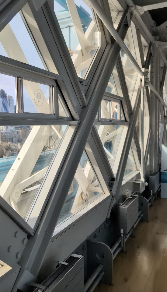 ilturista_info's tweet photo. La passerella panoramica del Tower Bridge regala una vista incredibile sulla città. Il pavimento in vetro è sospeso a 42 metri d’altezza✨ Hai il coraggio di camminarci sopra? https://t.co/HfjWxvZMOC
