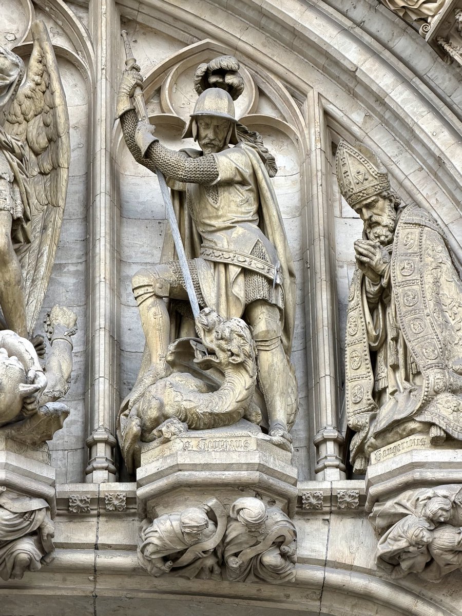 Javier__Sierra's tweet image. En la fachada del ayuntamiento de #Bruselas tropiezo hoy con este San Jorge. ¿Será un recordatorio para la jornada de #SantJordi en #Barcelona, dentro de dos días? Ya solo veo señales para el que es el día más feliz del año (para los que amamos los libros, al menos).