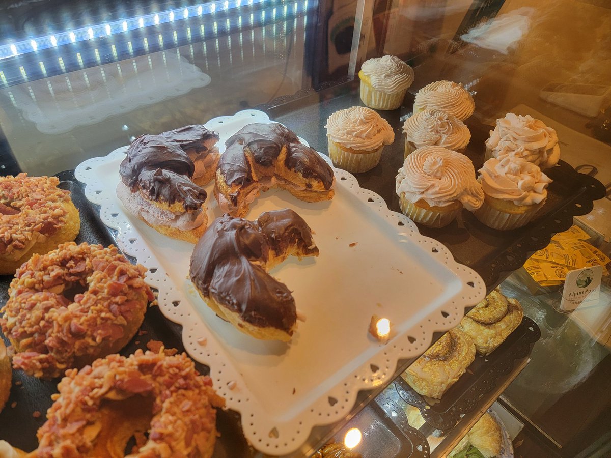 GreenDuckFarms's tweet image. Starting off today with some cream filled chocolate croissants. With strawberry or mixed berry cream. Cupcakes with the same delicious strawberry cream on top.
If you're feeling like a whole square meal of chocolate. Our 4x4 chocolate walnut brownies will fill you up.
#bakery