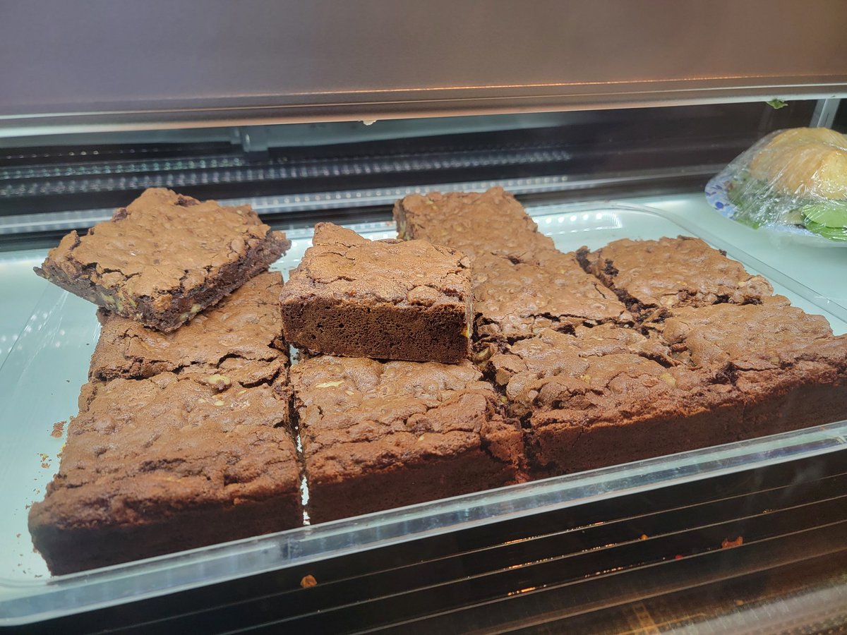 GreenDuckFarms's tweet image. Starting off today with some cream filled chocolate croissants. With strawberry or mixed berry cream. Cupcakes with the same delicious strawberry cream on top.
If you're feeling like a whole square meal of chocolate. Our 4x4 chocolate walnut brownies will fill you up.
#bakery