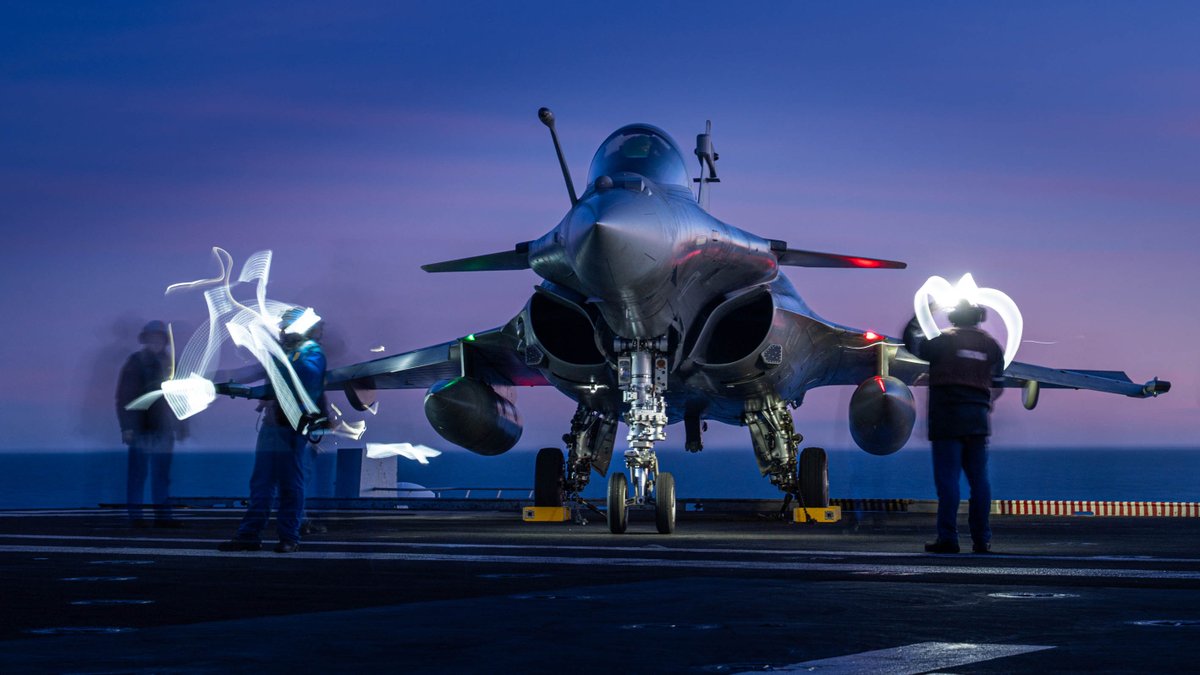 premar_ceclant's tweet image. #JeudiPhoto | ✈️ Sur le pont d'envol, chaque décollage incarne la maîtrise du ciel et de la mer par les équipages de la Marine nationale. 🌊

📷 Benjamin PAPIN / Marine nationale

@MarineNationale 
#CDG #MarineNationale