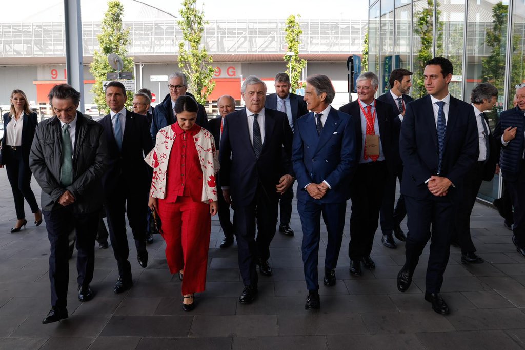Antonio_Tajani's tweet image. #Milano Inaugurazione della 64^edizione del Salone del Mobile. 

L’Italia è il secondo esportatore mondiale nel settore #ArredoCasa. Un risultato che racconta la forza, la qualità e la capacità innovativa delle nostre imprese.
Per questo ho conferito al Salone, attraverso la sua