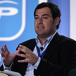 No se como los.andaluces soportan un presidente que se ha cargado la sanidad pública. Que es presidente del PP lleno de corruptos en Almería. Que ha dejado en la cuneta a miles de mujeres sin diagnosticar y que para colmo no habla Andalú y fue el 1º en pactar con VOX