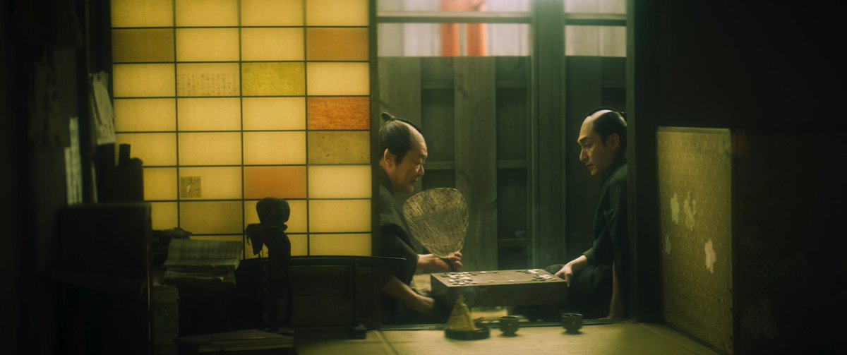 TabiCineFilms's tweet photo. Bushido on visuaalisesti vaikuttava elokuva. Sen värimaailma on kirjava ja aggressiivinen, mikä tuntuu kunnianosoitukselta sekä 70-luvun värillisille samuraielokuville että näyttämötaiteelle.

Täyteen luonnollisuuteen ei pyritä, eikä se ole tarkoituskaan. https://t.co/dCCRWCCQ45