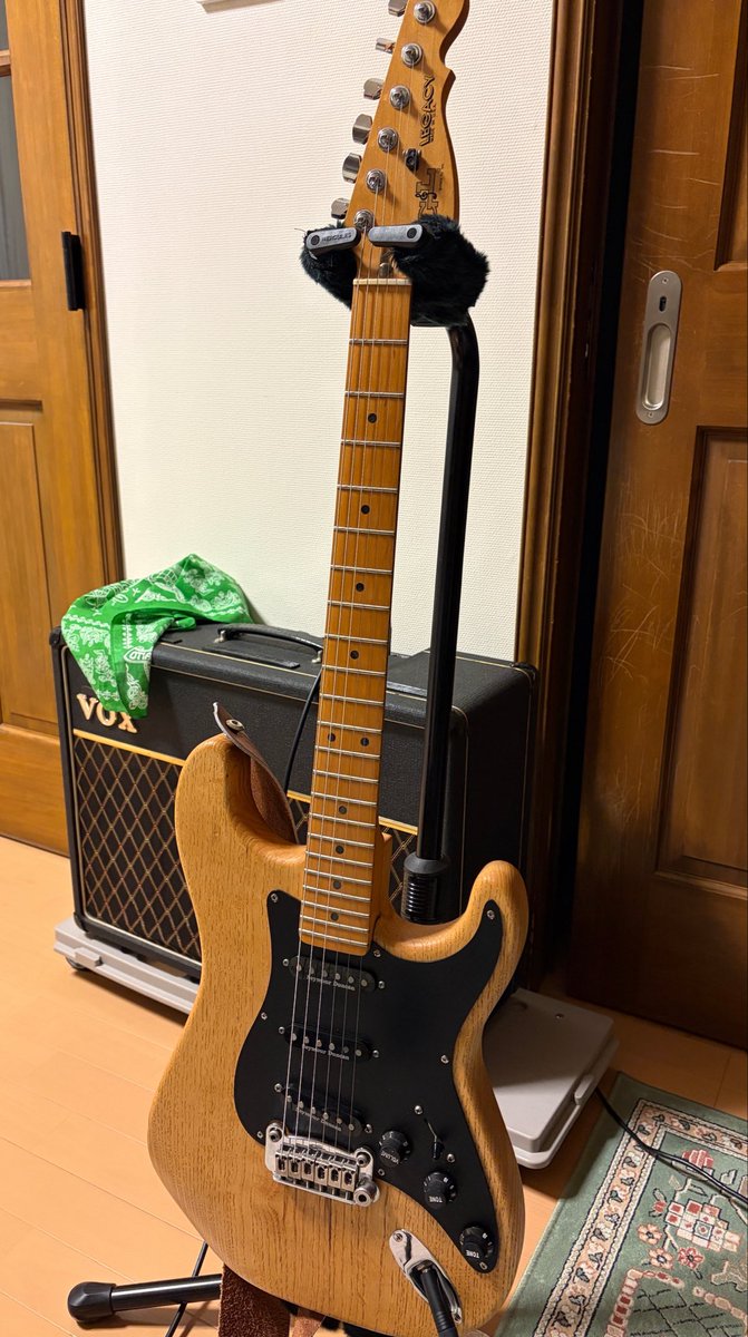 foodora777's tweet image. G&amp;amp;L レガシーツーリングギター🎸🚗
レオが没後に発売された1992年製
ちょっとだけピックアップの高さ調整してなかなかいい感じに鳴ってくれてます☺️
配線はオリジナルとちょっと違う気がするけど、色々調整してしばらく相棒となる予定♪

#MNG