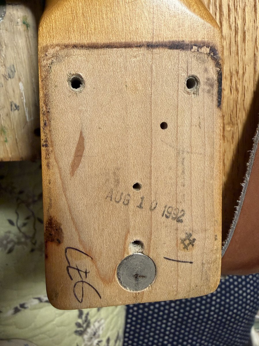 foodora777's tweet image. G&amp;amp;L レガシーツーリングギター🎸🚗
レオが没後に発売された1992年製
ちょっとだけピックアップの高さ調整してなかなかいい感じに鳴ってくれてます☺️
配線はオリジナルとちょっと違う気がするけど、色々調整してしばらく相棒となる予定♪

#MNG