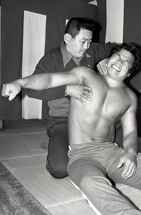 allan_cheapshot's tweet image. #OnThisDay in 1982: New Japan: Kuramae Kokugikan, Tokyo: Fujinami receives backstage treatment before going out to face Abdullah the Butcher, who beat him in 8:03 in the third Hiryu Juban match.