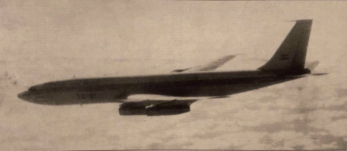 📷 #FotoConHistoria (II) 📚
Así como hay registro del Sea Harrier de la Royal Navy embarcado en el portaaviones Hermes desde el B-707 de la FAA, hay registro del avión Boeing 707 TC-91 de la Fuerza Aérea Argentina desde el avión de la RN.  

#Malvinas44 🇦🇷