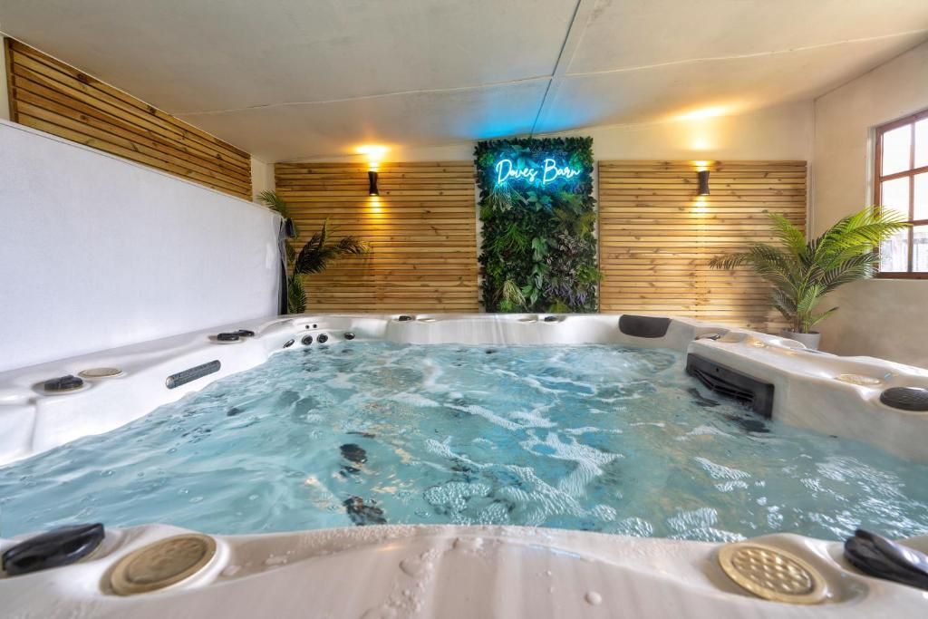 WeAcceptPets's tweet image. 🌟 Doves Barn is offering a fantastic opportunity for a memorable weekend escape with two reduced dates now available. Guests can enjoy a stay on 15th May for just £2995, or choose 5th June, now reduced to £3195. 📅

Accepts 🐶 🐈
weacceptpets.co.uk/Suffolk/9041

#DovesBarn #SpecialOffer