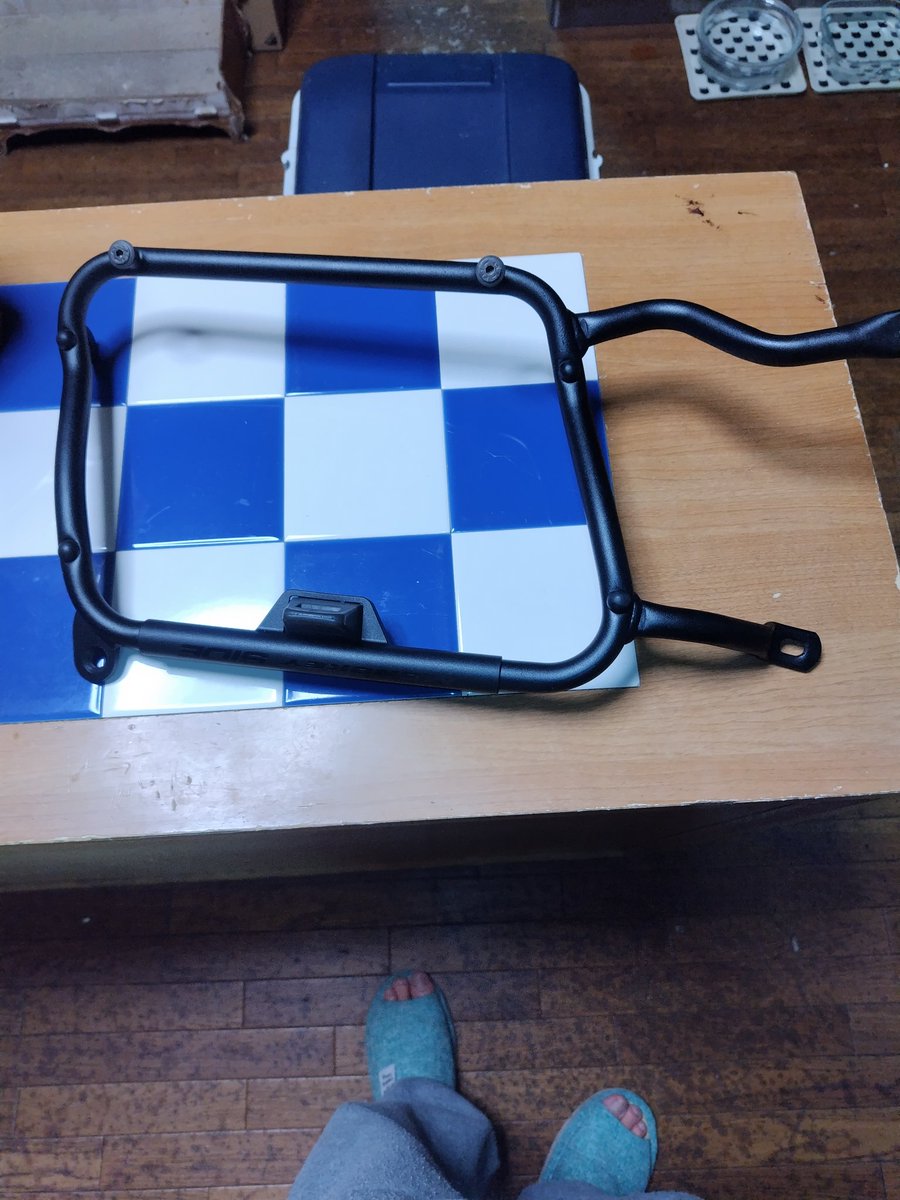 前のvストに付けてたモノキーのステー
が何の流用か思い出しました
plx688にステー延長すれば良いです
サイドパニアの軽さ優先でv37とかv35付けるなら参考迄に
v35なら純正のパニアより出っ張りません