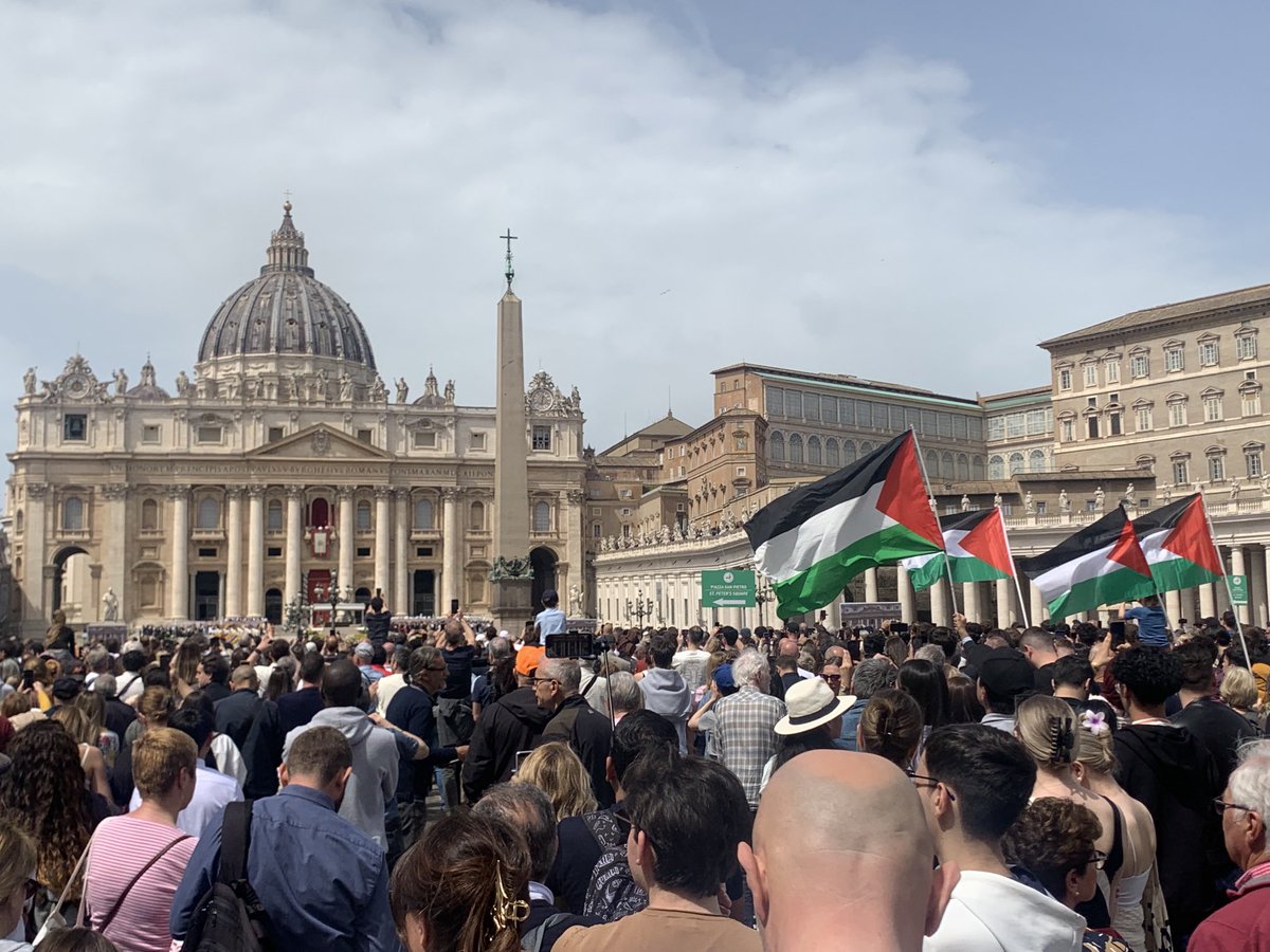 paolo78350349's tweet photo. #PapaFrancesco un anno fa ero in #PiazzaSanPietro in occasione della #Pasqua2025 con la sua voce debole salutava il #Mondo prima di essere accolto nelle braccia del #Signore. https://t.co/C43q1gc6w3