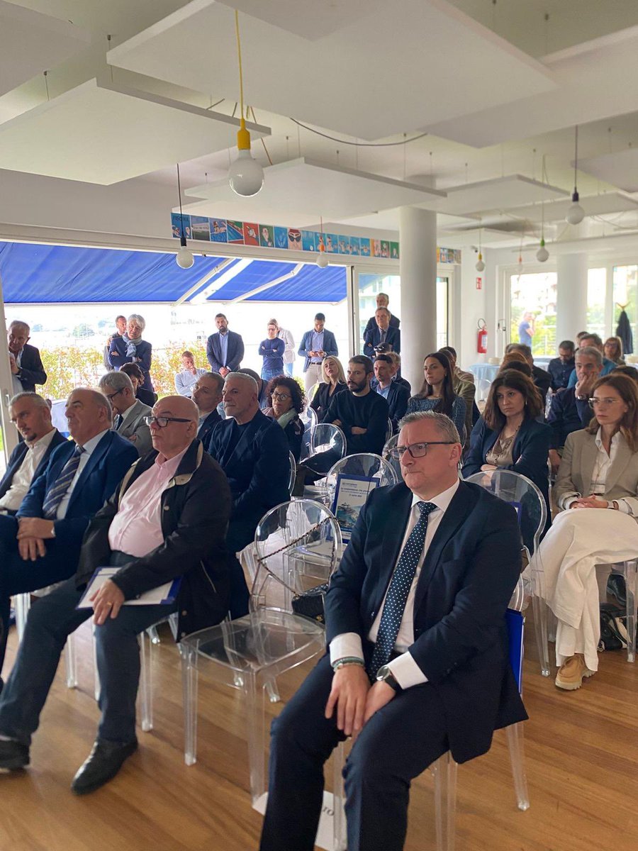 raffaellapaita's tweet photo. Oggi alla Spezia ho partecipato all’assemblea organizzata da Confcooperative Lavoro e Servizi Liguria, un importante momento di confronto sul ruolo della cooperazione nel nostro territorio.

Ringrazio Anna Viviani, Anna Manca e il vice presidente nazionale Giovanni Di Nunno per l’impegno e la visione che portano avanti con serietà e competenza.

Un pensiero sentito e riconoscente va a Don Martini e Don Perinetti, punti di riferimento per il mondo cooperativo locale, il cui esempio continua a ispirarci.

Le cooperative rappresentano un pilastro fondamentale per lo sviluppo della nostra città e del suo porto: creare lavoro, rafforzare la coesione sociale e sostenere la crescita significa investire nel futuro e l’innovazione della Spezia.