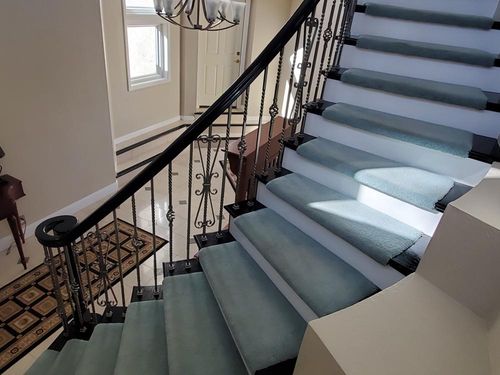 stairwarehouse's tweet photo. Scrollwork balusters + that sage runner = chef's kiss π
Classic details, confident color choices.
#stairdesign #ironbalusters #interiordesign https://t.co/Ru9VrYZBUP