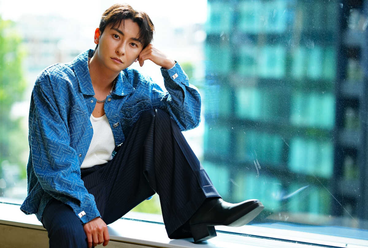 topicool_jp's tweet photo. 【トピクル】

與真司郎、5年ぶりソロツアーで“本当の自分”披露！

偽りのない「本当の姿」でステージに立つ與さん。彼の勇気と愛が詰まった歌声、そして「新章」の幕開けを、ライブ会場で一緒に見届けたいと思います

▼記事はこちら▼
🔗https://t.co/rIrKWHQ4Mu

＃與真司郎 https://t.co/dCadNirOdF