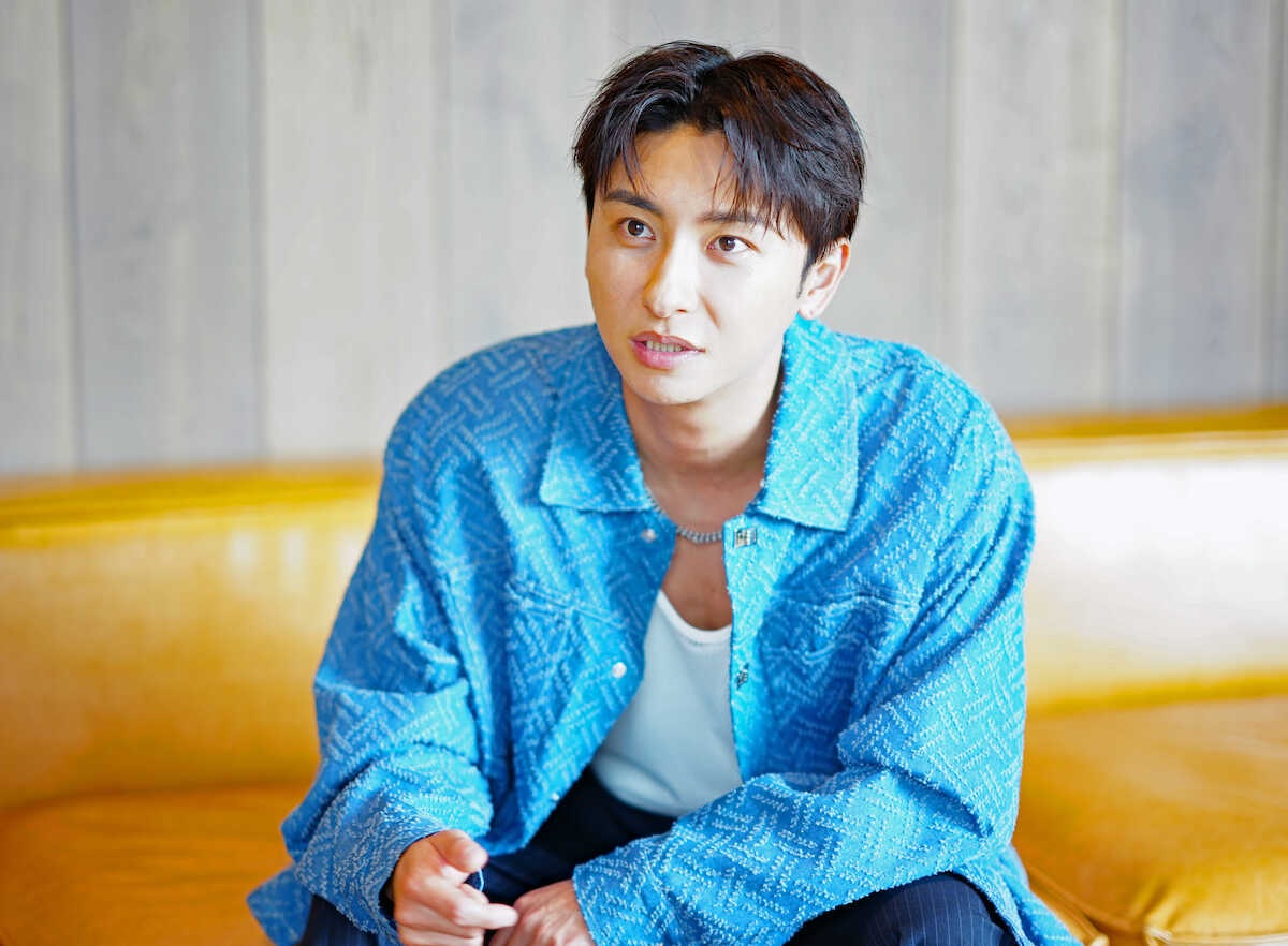 topicool_jp's tweet photo. 【トピクル】

與真司郎、5年ぶりソロツアーで“本当の自分”披露！

偽りのない「本当の姿」でステージに立つ與さん。彼の勇気と愛が詰まった歌声、そして「新章」の幕開けを、ライブ会場で一緒に見届けたいと思います

▼記事はこちら▼
🔗https://t.co/rIrKWHQ4Mu

＃與真司郎 https://t.co/dCadNirOdF