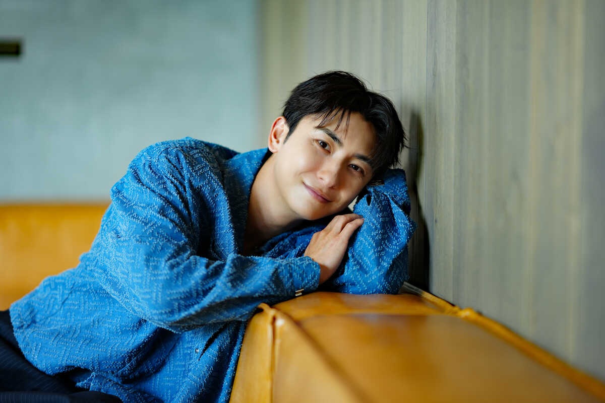 topicool_jp's tweet photo. 【トピクル】

與真司郎、5年ぶりソロツアーで“本当の自分”披露！

偽りのない「本当の姿」でステージに立つ與さん。彼の勇気と愛が詰まった歌声、そして「新章」の幕開けを、ライブ会場で一緒に見届けたいと思います

▼記事はこちら▼
🔗https://t.co/rIrKWHQ4Mu

＃與真司郎 https://t.co/dCadNirOdF