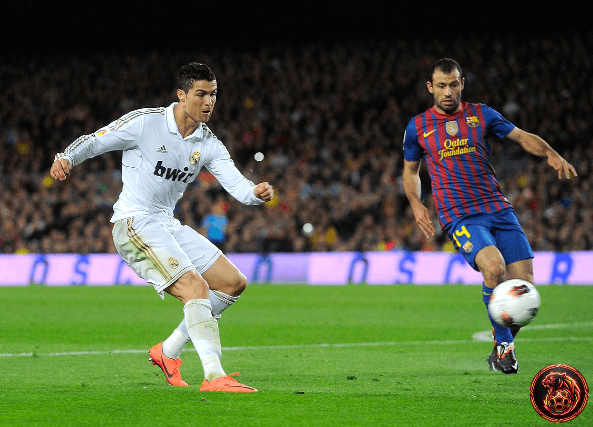 FootballGoalFC's tweet image. 🚨 𝗕𝗥𝗘𝗔𝗞𝗜𝗡𝗚 

On this day in 21st April 2009, Cristiano Ronaldo delivered that iconic celebration in the Clasico! 

The "calma calma" moment is still legendary! 🐐🔥

What’s your favorite CR7 celebration? 

#Ronaldo #Clasico #Legend