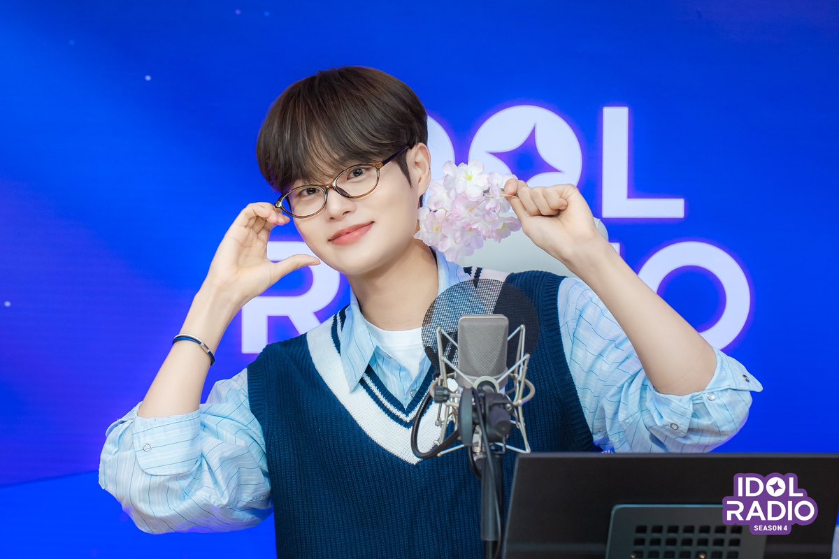 idolradiokorea's tweet photo. [#아이돌라디오4 앨범 260420]

EP#217 아돌라 저잣거리에서 만난 갓퍼샌드원 도령들✨ (스페셜 DJ 이대휘)

빵빵즈 친구들 대신 
아돌라를 지키러 와준 휘디!
멘트 하나하나~ 야무지고
실로폰 하나까지도 잘쳐서
후배님들도 아돌라도 눈에서 하트 나옴💗

@AB6IX

#MBC #IDOLRADIO #아이돌라디오 #에이비식스 #이대휘