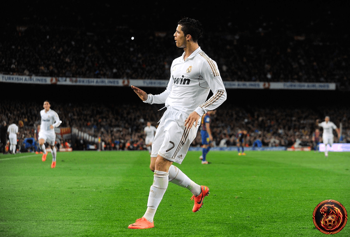 FootballGoalFC's tweet image. 🚨 𝗕𝗥𝗘𝗔𝗞𝗜𝗡𝗚 

On this day in 21st April 2009, Cristiano Ronaldo delivered that iconic celebration in the Clasico! 

The "calma calma" moment is still legendary! 🐐🔥

What’s your favorite CR7 celebration? 

#Ronaldo #Clasico #Legend