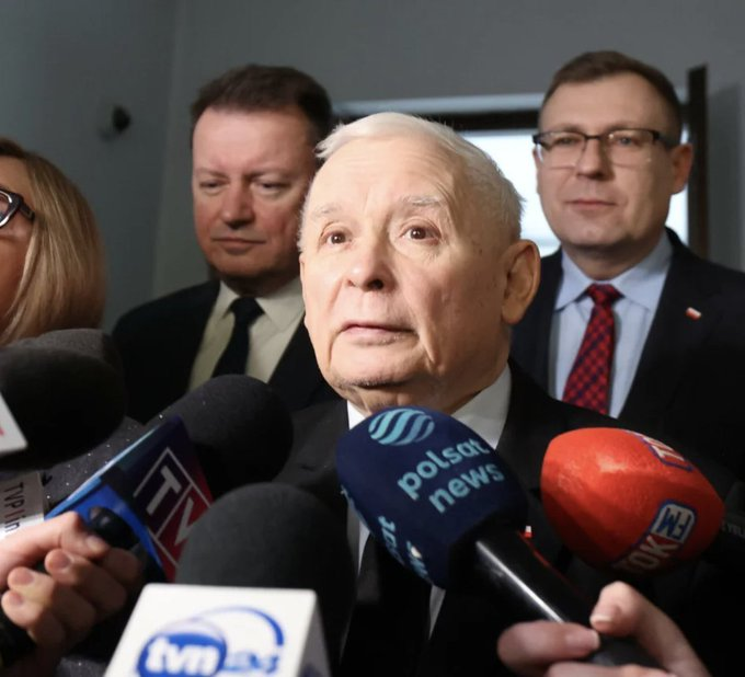 Nina Mirror tweet media