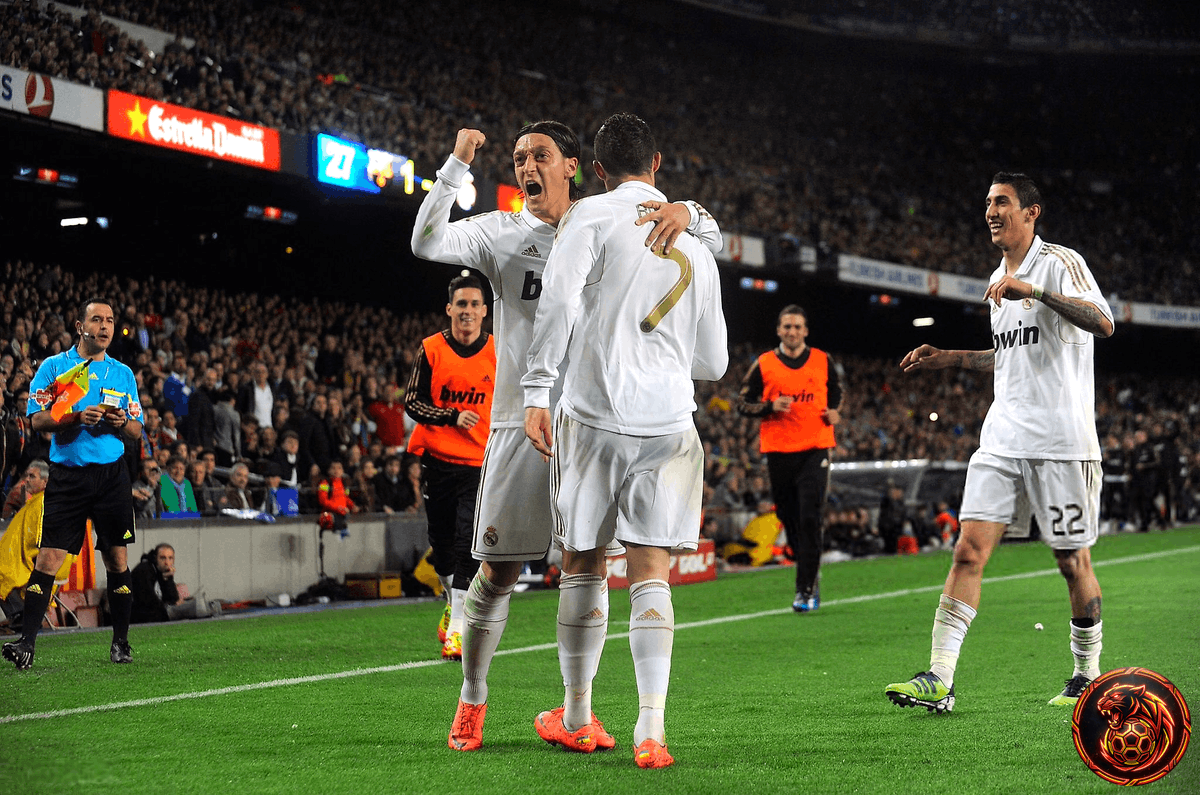 FootballGoalFC's tweet image. 🚨 𝗕𝗥𝗘𝗔𝗞𝗜𝗡𝗚 

On this day in 21st April 2009, Cristiano Ronaldo delivered that iconic celebration in the Clasico! 

The "calma calma" moment is still legendary! 🐐🔥

What’s your favorite CR7 celebration? 

#Ronaldo #Clasico #Legend