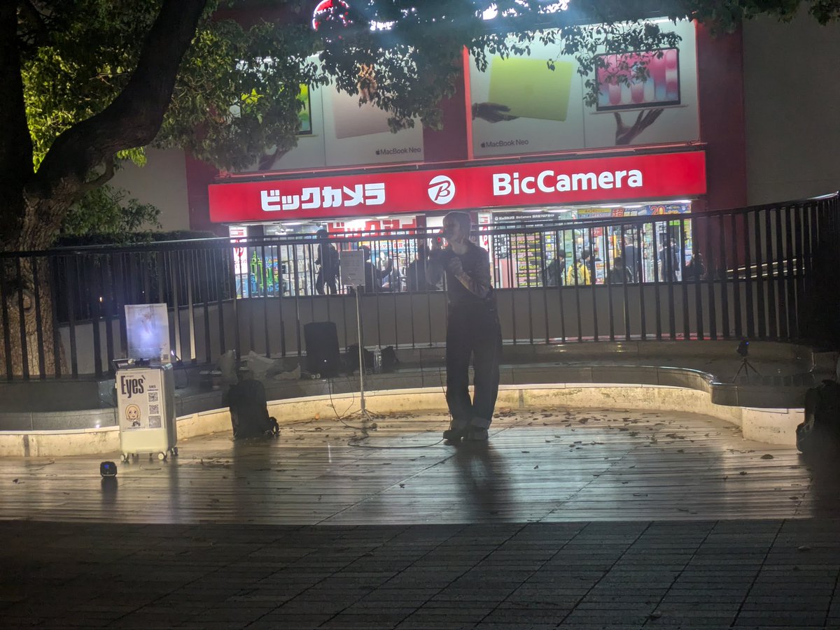 neko_mikeko's tweet image. 迷子になり（笑）歩いていたら久しぶりの路上ライブに遭遇ししばらく聞いています。
かわいい方で歌声も素敵でこの感じ思い出し懐かしく思います。
#歌手　
#Eyes’