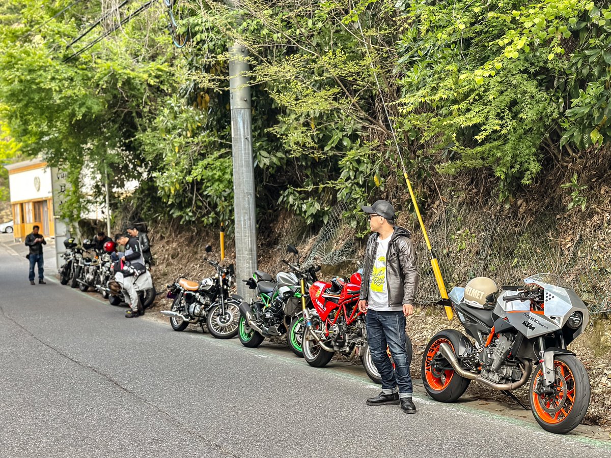 nobtree's tweet image. 海岸で海をバックに撮影会をしてから、内陸に少しワインディングを走って山猫ジェラテリアのジェラート（美味！😋）をいただいて解散。
久しぶりマスツーでしたがグルメで楽しい最高のバイクデーでした🐟🍧
#HaveABikeDay. #NA890Kranich