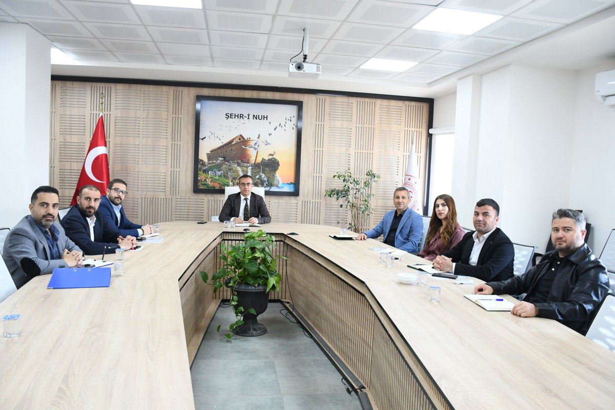 GSB_Sirnak's tweet photo. İl Müdürümüz Fedai Din öncülüğünde; Spor Hizmetleri Müdürümüz Nihat Avcı ve birim şube müdürlerimizin katılımıyla kapsamlı bir değerlendirme toplantısı gerçekleştirildi.

Toplantıda yürütülen çalışmalar detaylı şekilde ele alınarak değerlendirilirken, gençlerimizin sportif,+++ https://t.co/KSCiOgcGli