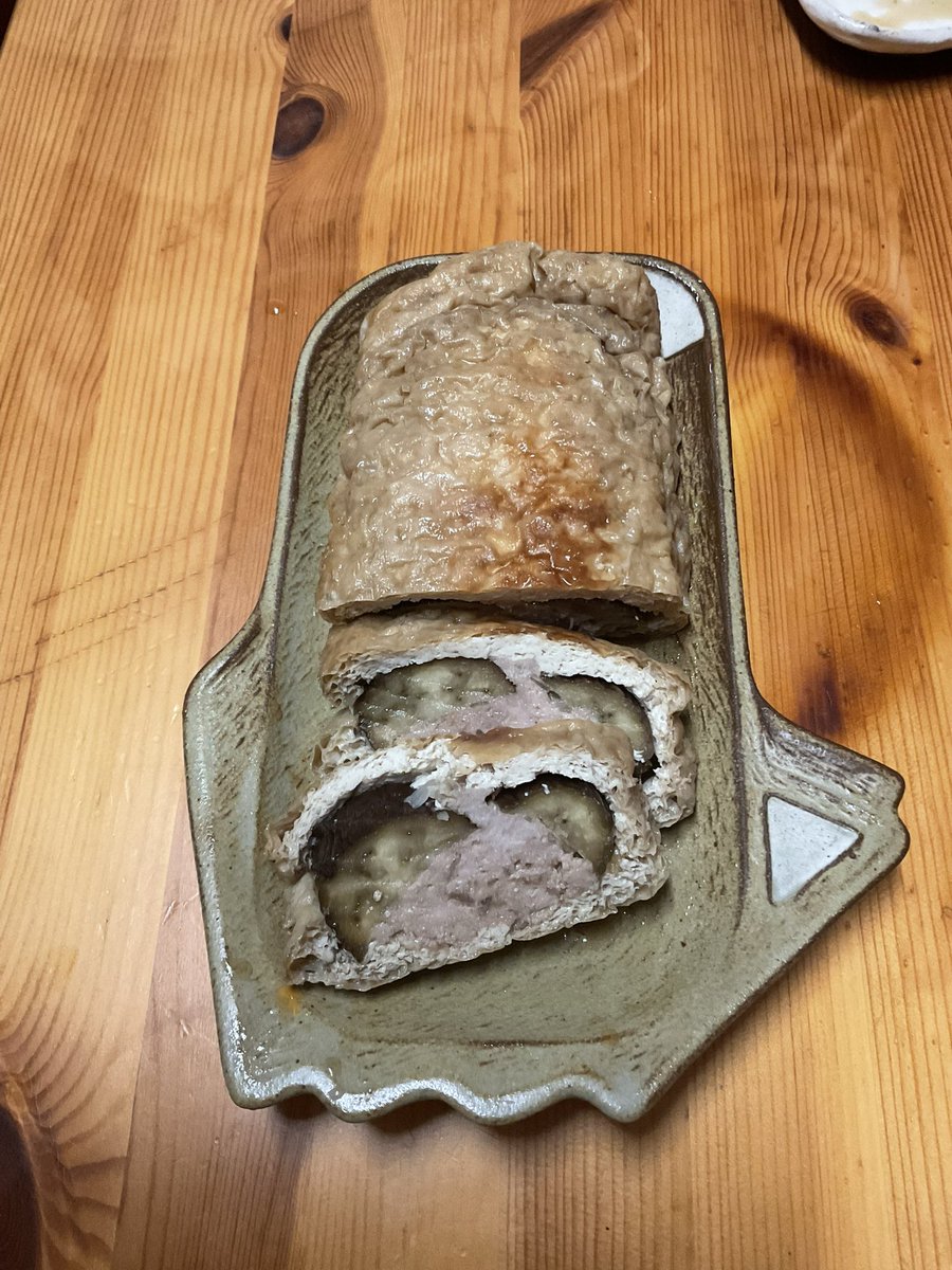 九州人、栃尾の油揚げを魔改造する
(ミンチと茄子を挟んで甘辛く煮た)