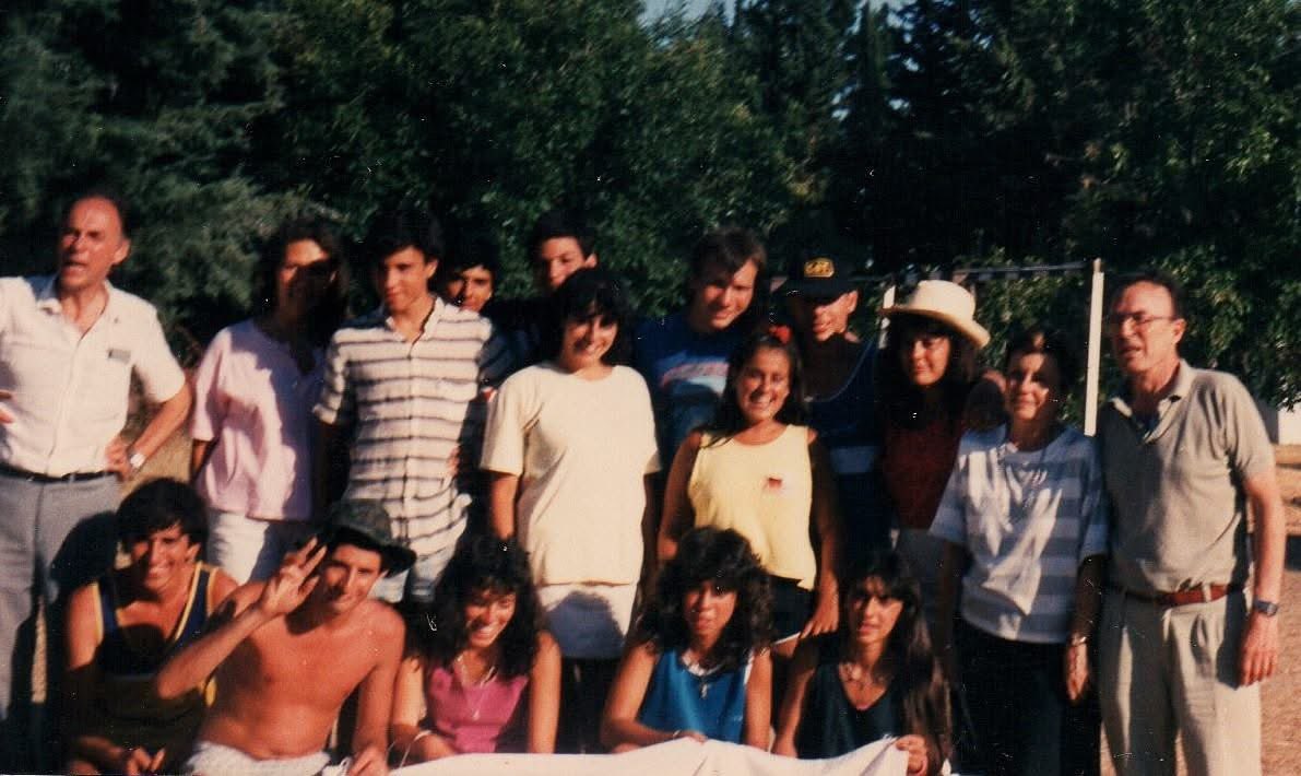 Continuando con la publicación de fotos inéditas que nos hacen llegar, 

¿De quiénes se trata?

🛟 Ayuda: delegación de Durazno en el Campamento de la Juventud de PLP, en el Balneario Zagarzazú, 1989.
