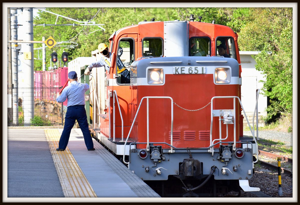 久しぶりに乗った武豊線。 お目当ては衣浦臨海鉄道から来る貨物列車のタブレット受け渡し。 令和とは思えないシーン… 居合わせた武豊線ユーザーの ...