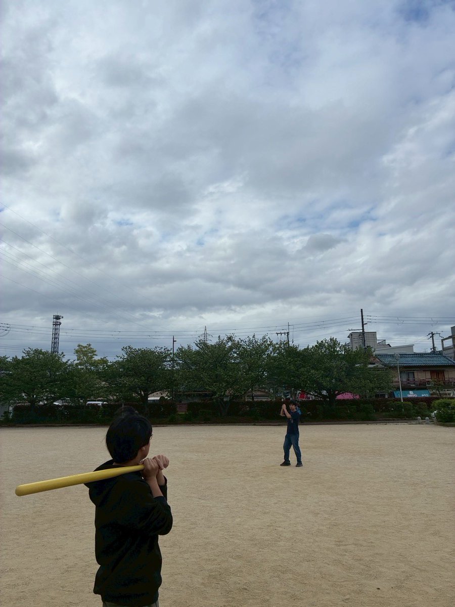 kindai_cap_2025's tweet photo. 明日は、八戸ノ里公園にて17時から新歓を行います！
是非ご参加ください
 #春から近大
 #近大
 #キャップ野球 https://t.co/yHDYDnhvQj