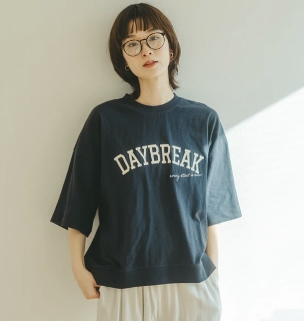 waffle_zakka's tweet image. ただのTシャツじゃ物足りない人へ。
凹凸感のあるスラブ素材×ロゴ刺繍で、着るだけでこなれる一枚。
ベージュ完売。早い者勝ちです。
#ファッション #Tシャツ 
#ロゴT #ロゴTシャツ #大人カジュアル #ナチュラルコーデ