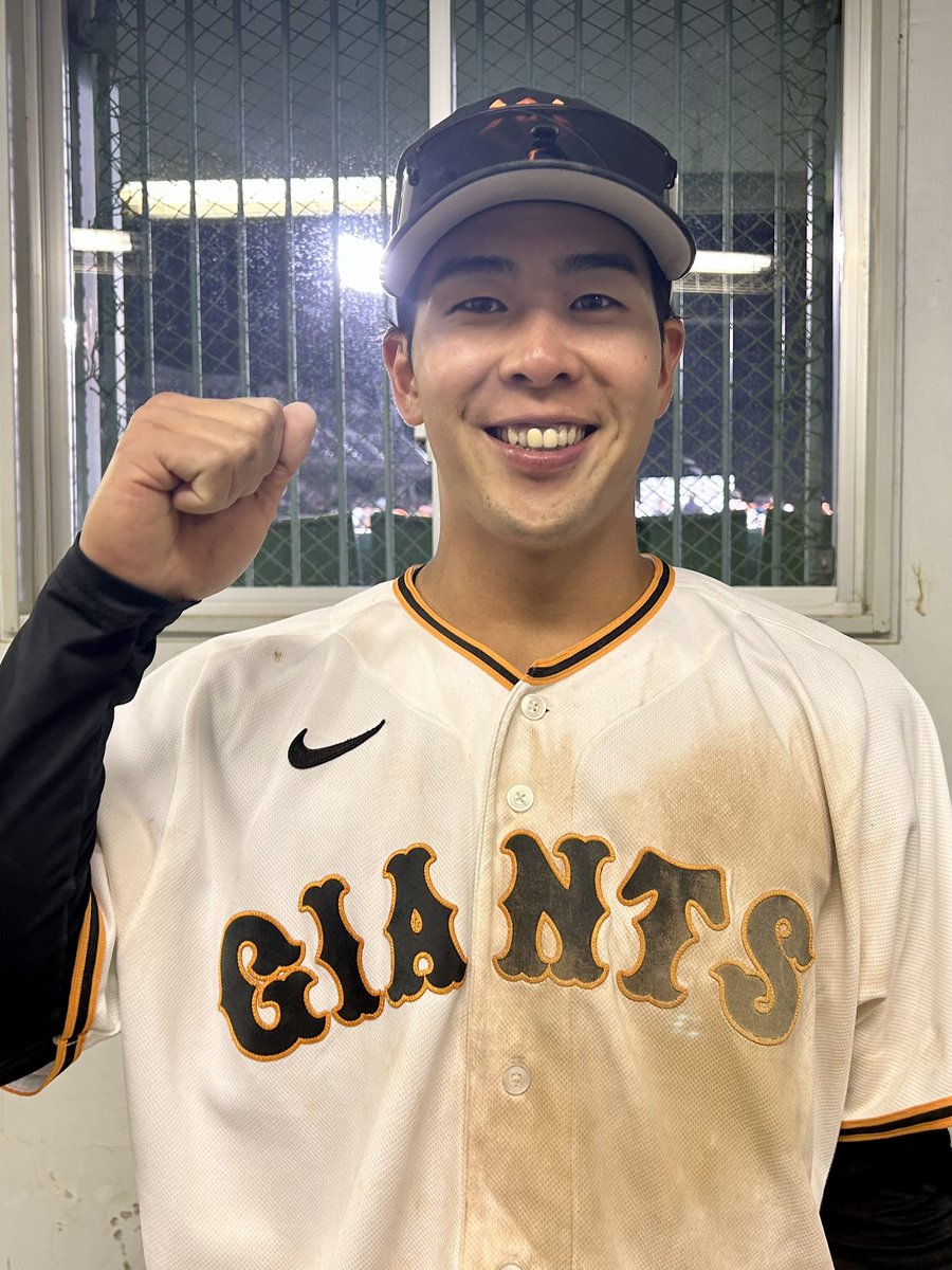 TokyoGiants's tweet photo. 【試合終了】巨人 2-1 中日

プロ初安打の #小濱佑斗 選手👏

HERO IS HERE! https://t.co/sHx3ZnPQnJ