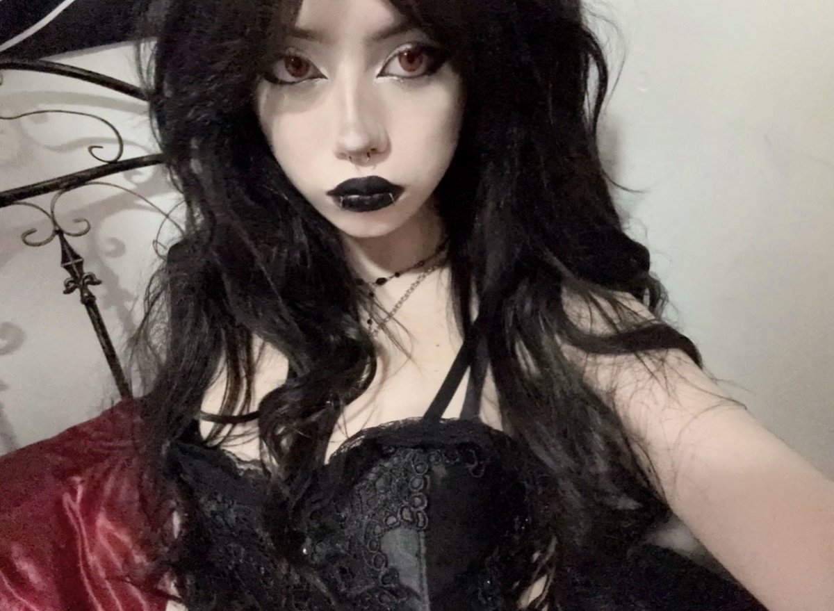 vampiryska's tweet photo. a vampire in her bedroom https://t.co/m9DAVOaEOf