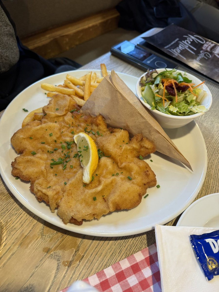 FuelTrek's tweet photo. ドイツに来たので定番の料理をいただきます
マジビールに合う🍺
#hannover #ハノーファー https://t.co/TL38SAw7lq