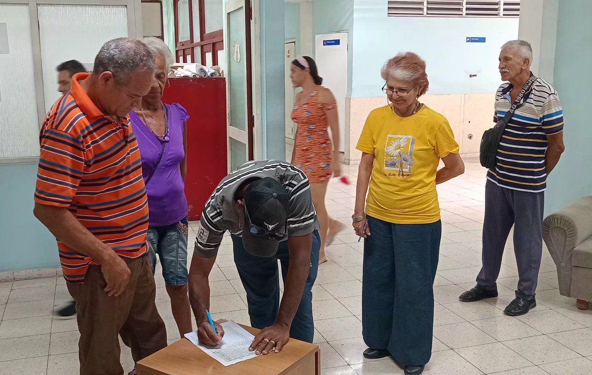 ONEIStgo_Cuba's tweet photo. #ONEI/ 🇨🇺 Trabajadores de la Oficina Provincial de Estadística e  Información en #SantiagoDeCuba, a través de su firma ratificaron su compromiso con la Patria
#FirmaPorLaPatria https://t.co/0XgbcR5cau