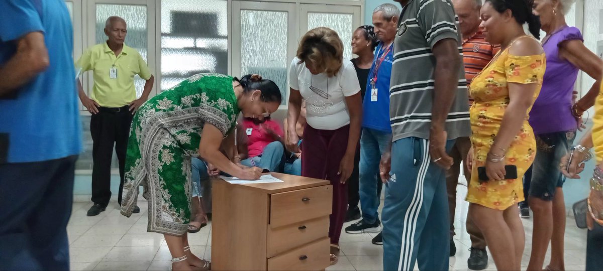 ONEIStgo_Cuba's tweet photo. #ONEI/ 🇨🇺 Trabajadores de la Oficina Provincial de Estadística e  Información en #SantiagoDeCuba, a través de su firma ratificaron su compromiso con la Patria
#FirmaPorLaPatria https://t.co/0XgbcR5cau